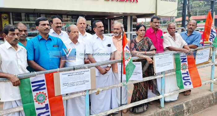നഗരസഭയുടെ കെടുകാര്യസ്ഥത അവസാനിപ്പിക്കണം; ധര്‍ണ നടത്തി ഐഎന്‍ടിയുസി