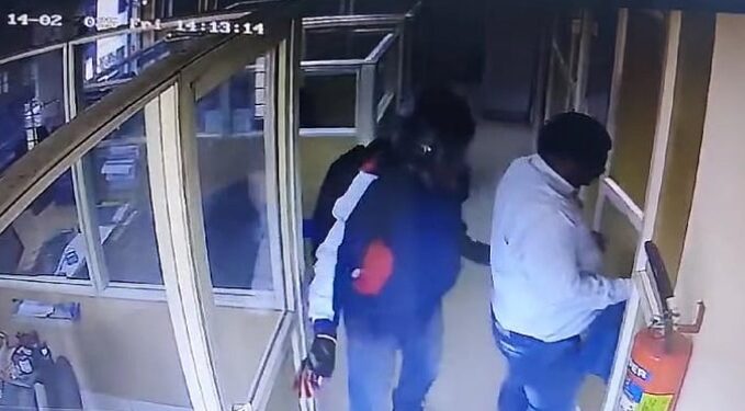 ചാലക്കുടിയിൽ പട്ടാപ്പകൽ ബാങ്ക് കൊള്ള; 15 ലക്ഷം കവർന്നു