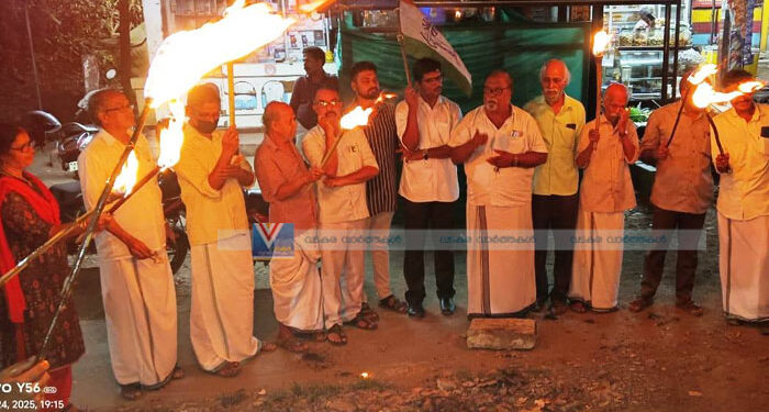 ആശാവര്‍ക്കര്‍മാര്‍ക്ക് ഐക്യദാര്‍ഡ്യം; ചോറോട് പന്തം കൊളുത്തി പ്രകടനം