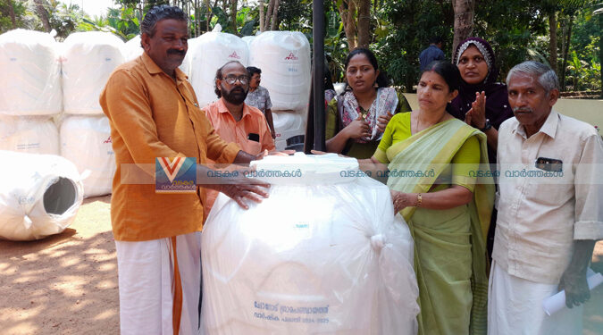 ജലക്ഷാമം നേരിടുന്ന തീരദേശത്ത് പഞ്ചായത്തിന്റെ കരുതല്‍; വാട്ടര്‍ ടാങ്കുകള്‍ വിതരണം ചെയ്തു