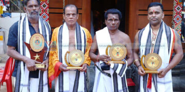 അവാര്ഡ് ജേതാക്കളായ തെയ്യം കലാകാരന്മാര്ക്ക് ആദരം