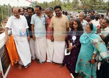 മൂഴിക്കല്‍ ലോക്ക് കം ബ്രിഡ്ജ് മുഖ്യമന്ത്രി നാടിന് സമര്‍പ്പിച്ചു; പശ്ചിമതീര ജലപാത ടൂറിസം രംഗത്ത് വലിയ മാറ്റമുണ്ടാക്കുമെന്ന് പിണറായി