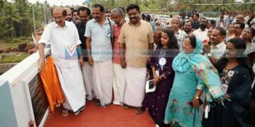 മൂഴിക്കല്‍ ലോക്ക് കം ബ്രിഡ്ജ് മുഖ്യമന്ത്രി നാടിന് സമര്‍പ്പിച്ചു; പശ്ചിമതീര ജലപാത ടൂറിസം രംഗത്ത് വലിയ മാറ്റമുണ്ടാക്കുമെന്ന് പിണറായി