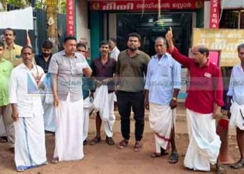 വിഭാഗീയത രൂക്ഷം; കോണ്‍ഗ്രസ് ഭാരവാഹികളെ നീക്കി; തണ്ണീര്‍പന്തലില്‍ പ്രതിഷേധ പ്രകടനം