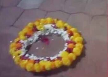 വി.എസ്.അനില്‍കുമാറിന്റെ വീടിന് മുന്നില്‍ റീത്ത്