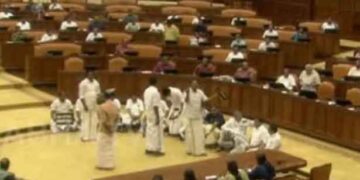 ശബരിമല സ്വര്‍ണക്കൊള്ള: സഭയില്‍ പ്രതിപക്ഷ പ്രതിഷേധം