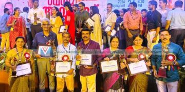 റവന്യൂ അവാര്ഡുകള് ഉദ്യോഗസ്ഥര് ഏറ്റുവാങ്ങി; ഒഞ്ചിയം വില്ലേജ് ഓഫീസര്ക്ക് പുരസ്കാരം
