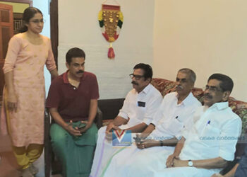 വേണുഗോപാലകുറുപ്പിന്റെ വീട് മുല്ലപ്പള്ളി സന്ദര്‍ശിച്ചു