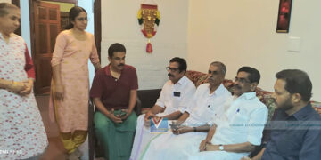 വേണുഗോപാലകുറുപ്പിന്റെ വീട് മുല്ലപ്പള്ളി സന്ദര്‍ശിച്ചു