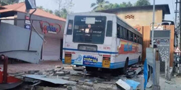 ഓടിക്കുന്നതിനിടെ ഹൃദയാഘാതം; ബസ് ഇടിച്ച് നിര്ത്തി യാത്രക്കാരെ രക്ഷിച്ച് കെഎസ്ആര്ടിസി ഡ്രൈവര്, പിന്നാലെ മരണം