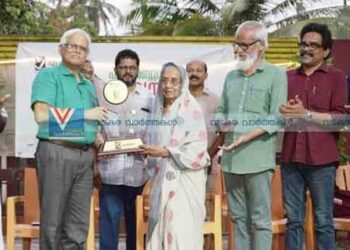 പി.ടി സ്മാരക പുരസ്‌കാരം നിലമ്പൂര്‍ ആയിഷക്ക് സമര്‍പിച്ചു