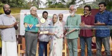 പി.ടി സ്മാരക പുരസ്കാരം നിലമ്പൂര് ആയിഷക്ക് സമര്പിച്ചു