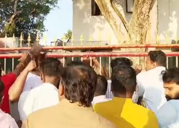 ആരോഗ്യമന്ത്രിയുടെ വസതിയില്‍ റീത്ത് വച്ച് യൂത്ത് കോൺഗ്രസ് പ്രതിഷേധം