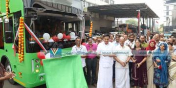 കോഴിക്കോടന് കാഴ്ചകള് കാണാന് ഇനി ഓപ്പണ് ഡബിള് ഡക്കര് ബസ്; മന്ത്രി ഫ്ളാഗ് ഓഫ് ചെയ്തു