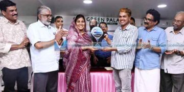 നാടക രംഗത്തെ അതുല്യപ്രതിഭ; മനോജ് നാരായണനെ അനുമോദിച്ച് സുഹൃദ്‌സംഘം