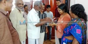 ഉത്സവത്തിനിടെ സ്വര്‍ണാഭരണം വീണുകിട്ടി; ഉടമക്ക് കൈമാറി