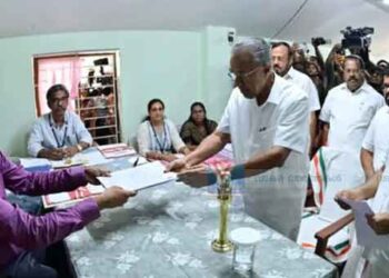 മൂന്നാം അങ്കത്തിന് കച്ചമുറുക്കി; ധര്‍മടത്ത് പത്രിക നല്‍കി  മുഖ്യമന്ത്രി