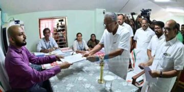 മൂന്നാം അങ്കത്തിന് കച്ചമുറുക്കി; ധര്‍മടത്ത് പത്രിക നല്‍കി  മുഖ്യമന്ത്രി