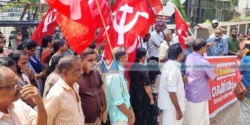 കണ്ടക്ടറെ ആക്രമിച്ചയാളെ ഇനിയും പിടികൂടിയില്ല; വടകര പോലീസ് സ്റ്റേഷനിലേക്ക് മാര്ച്ച് നടത്തി സിപിഐ