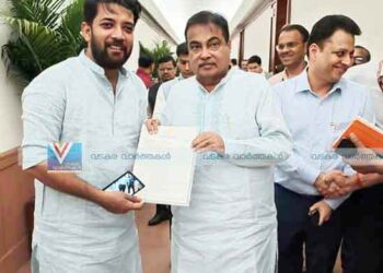 കോട്ടക്കടവ് റെയില്‍വേ ഗേറ്റില്‍ മേല്‍പ്പാലം അനിവാര്യം; കേന്ദ്രമന്ത്രി നിതിന്‍ ഗഡ്കരിക്ക് നിവേദനം നല്‍കി ഷാഫി പറമ്പില്‍ എംപി