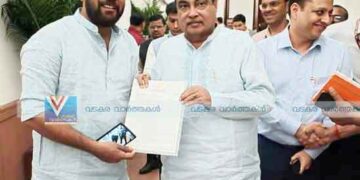 കോട്ടക്കടവ് റെയില്‍വേ ഗേറ്റില്‍ മേല്‍പ്പാലം അനിവാര്യം; കേന്ദ്രമന്ത്രി നിതിന്‍ ഗഡ്കരിക്ക് നിവേദനം നല്‍കി ഷാഫി പറമ്പില്‍ എംപി