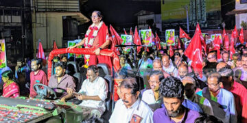 നാദാപുരത്ത് പി.വസന്തം റോഡ് ഷോ നടത്തി