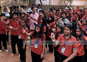 ഇറാനില്‍ കൊല്ലപ്പെട്ട കൊച്ചുകൂട്ടുകാര്‍ക്ക് ആദരാഞ്ജലി; ശാന്തി ദീപവുമായി ഒഞ്ചിയം ഗവ. യുപി സ്‌കൂള്‍ വിദ്യാര്‍ഥികള്‍