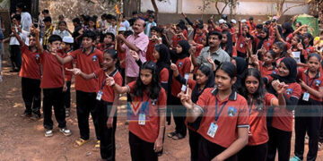 ഇറാനില്‍ കൊല്ലപ്പെട്ട കൊച്ചുകൂട്ടുകാര്‍ക്ക് ആദരാഞ്ജലി; ശാന്തി ദീപവുമായി ഒഞ്ചിയം ഗവ. യുപി സ്‌കൂള്‍ വിദ്യാര്‍ഥികള്‍