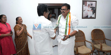 പാറക്കല്‍ അബ്ദുള്ള മുല്ലപ്പള്ളിയെ സന്ദര്‍ശിച്ചു