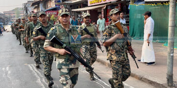 തെരഞ്ഞെടുപ്പ് ഒരുക്കം: വടകരയില്‍ കേന്ദ്രസേനയും പോലീസും റൂട്ട് മാര്‍ച്ച് നടത്തി