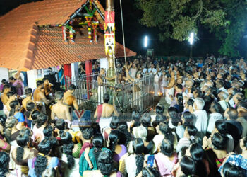 പൊയില്‍ക്കാവില്‍ ഉത്സവം കൊടിയേറി; നൂറുകണക്കിന് ഭക്തര്‍ സാക്ഷി