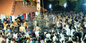 പൊയില്‍ക്കാവില്‍ ഉത്സവം കൊടിയേറി; നൂറുകണക്കിന് ഭക്തര്‍ സാക്ഷി