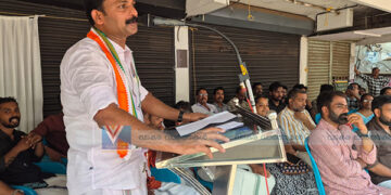 പകല്‍ യുദ്ധത്തിനെതിരെ പ്രാവിനെ പറത്തുന്നവര്‍ പാതിരാവില്‍ വീടുകള്‍ക്ക് ബോംബെറിയുന്നു: ജിന്റോ ജോണ്‍