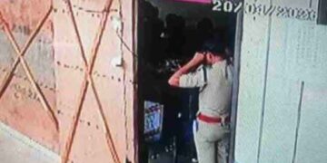 വോ​ട്ടിം​ഗ് യ​ന്ത്രം സൂ​ക്ഷി​ച്ച സ്‌​ട്രോം​ഗ് റൂം ​തു​റ​ന്ന​താ​യി പ​രാ​തി; പ്ര​തി​ഷേ​ധ​വു​മാ​യി യു​ഡി​എ​ഫ്