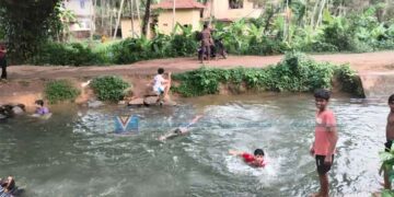 വേനല്‍ ചൂടില്‍ കനാലില്‍ നീന്തിത്തുടിച്ച് കുട്ടികള്‍