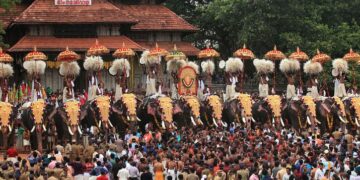 വര്‍ണം വിരിച്ച് കുടമാറ്റം; ആവേശം ചോരാതെ പൂരപ്രേമികള്‍