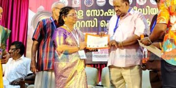ഒ.കെ.ശൈലജ ഏഷ്യ ബുക്‌സ് ഓഫ് റെക്കാര്‍ഡ് ഏറ്റുവാങ്ങി