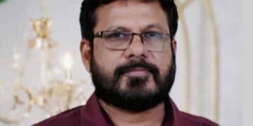 കാസര്‍കോട് ക​ട​ന്ന​ൽ കു​ത്തേ​റ്റ് അ​ധ്യാ​പ​ക​ൻ മ​രി​ച്ചു