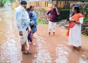 ചോറോട് അമൃതാനന്ദമായി മഠം റോഡ് വെള്ളത്തില്‍