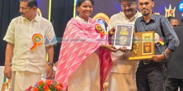 പൂവച്ചല്‍ ഖാദര്‍ പുരസ്‌കാരം നിമേഷ് കക്കട്ടില്‍ ഏറ്റുവാങ്ങി