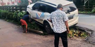 നന്തിയില്‍ കാര്‍ മേല്‍പാലത്തിന്റെ കൈവരിയിലിടിച്ചു