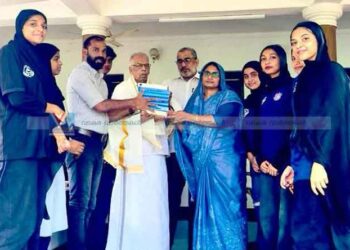 എം.സി.നാരായണന്‍ നമ്പ്യാരെ വിദ്യാര്‍ഥികള്‍ ആദരിച്ചു