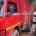 റോഡരികില്‍ മാലിന്യം തള്ളി; വാഹനവും രണ്ടു പേരും പോലീസ് പിടിയില്‍