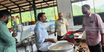 നരിപ്പറ്റയില്‍ ഹെല്‍ത്ത് വിഭാഗത്തിന്റെ പരിശോധന; മൂന്ന് സ്ഥാപനങ്ങള്‍ക്ക് നോട്ടീസ്