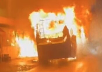 മട്ടന്നൂരില്‍ യാത്രക്കിടെ ബസ് കത്തിനശിച്ചു; രക്ഷപ്പെട്ടത് ഉംറ തീര്‍ഥാടകര്‍