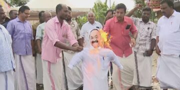 വള്ളംകളി അവധി വിവാദം; മുഖ്യമന്ത്രിയുടെ കോലം കത്തിച്ച് പ്രതിഷേധം