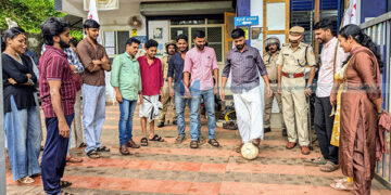 ലോകകപ്പ് സമയത്തെ ലോഡ് ഷെഡിങ്: ഫുട്ബോള് തട്ടി ഡിവൈഎഫ്ഐ പ്രതിഷേധം