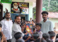 അനൈന്‍ കൃഷ്ണക്ക് പി.ഹരീന്ദ്രനാഥിന്റെ പുസ്തകം സമ്മാനിച്ചു