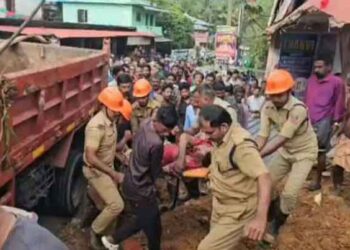 കൊട്ടാരക്കരയില്‍ ടിപ്പര്‍ ലോറി ബസ് സ്റ്റോപ്പിലേക്ക് പാഞ്ഞുകയറി മൂ​ന്ന് മ​ര​ണം