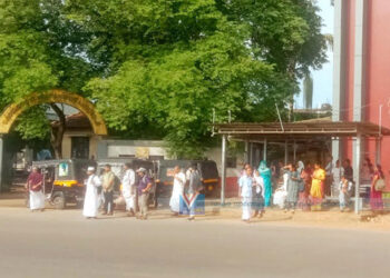 ബസ് കാത്തിരിപ്പ് കേന്ദ്രത്തിന് ശാപമോക്ഷമായില്ല